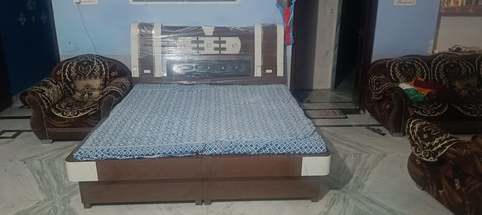 जोड़े को दिया जाने वाला डबल बेड 