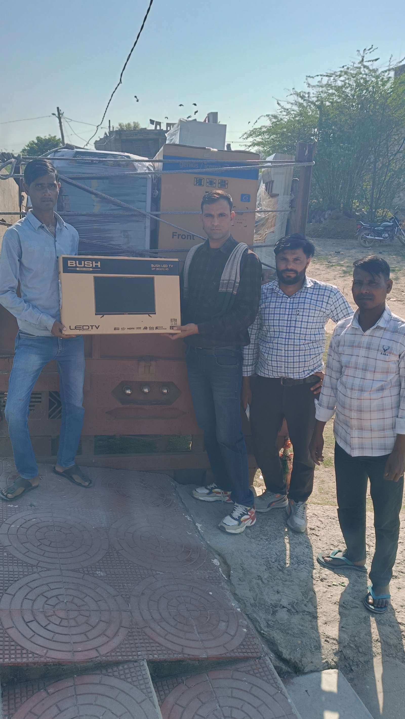 उपहार वितरित करते हुए 