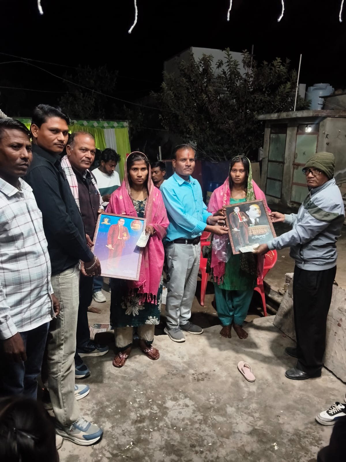 शुभ लक्ष्मी सामाजिक सेवा संस्थान के पदाधिकारियों ने आज दिनांक 19.02.26 को पचाला गांव में दो बहनों की शादी में पहुंचकर दोनों दुल्हनों को शॉल ओढ़ाकर एवं बाबा साहब का छायाचित्र भेंट कर दोनों दुल्हनों को शादी के परिणय बंधन में बंधने की बहुत बहुत बधाई दी गई।पच