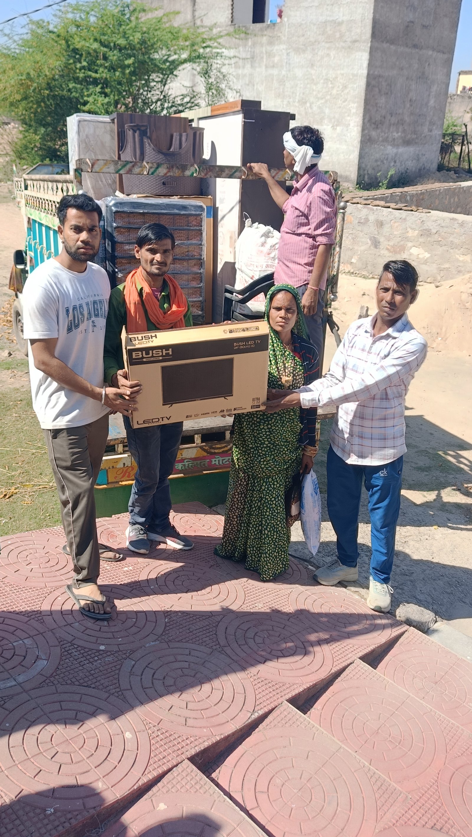 खाटूपुरा पढ़ाना में 1 जोड़े को उपहार वितरित करते हुए।