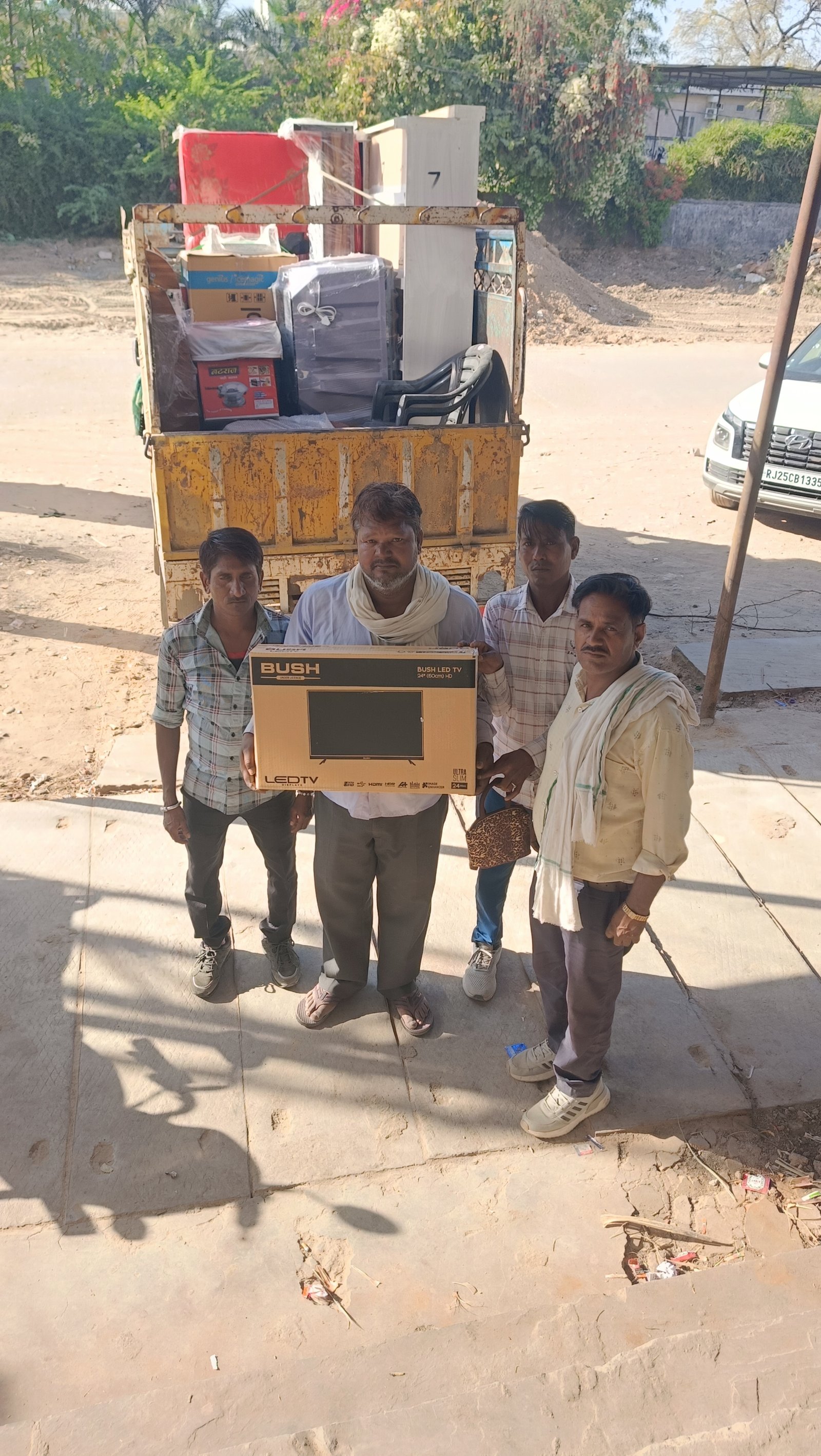 सुन्दर नगर इंदरगढ़ के 1 जोड़े को उपहार वितरित किया गया।