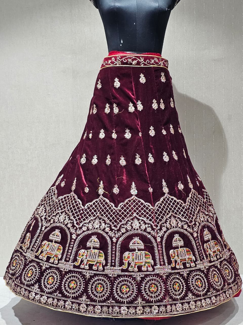 संस्था में दिए जाने वाले दुल्हन के कपड़े 