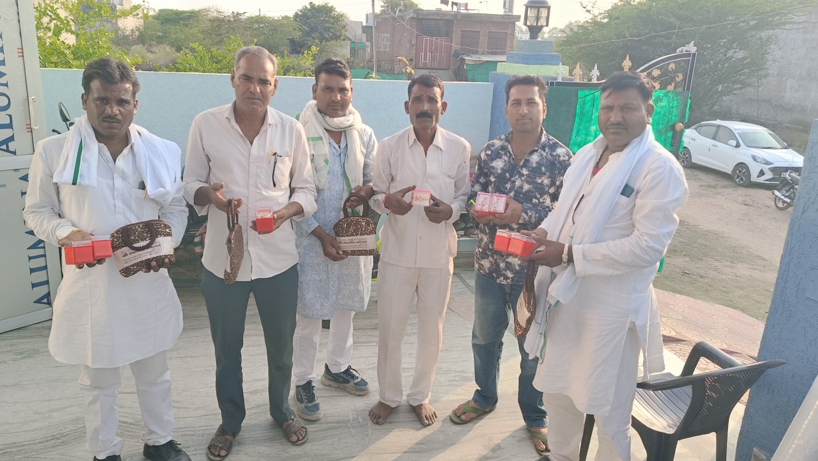 सवाई माधोपुर हेड ऑफिस से 4 जोड़ो को एक साथ उपहार वितरित करते हुए।