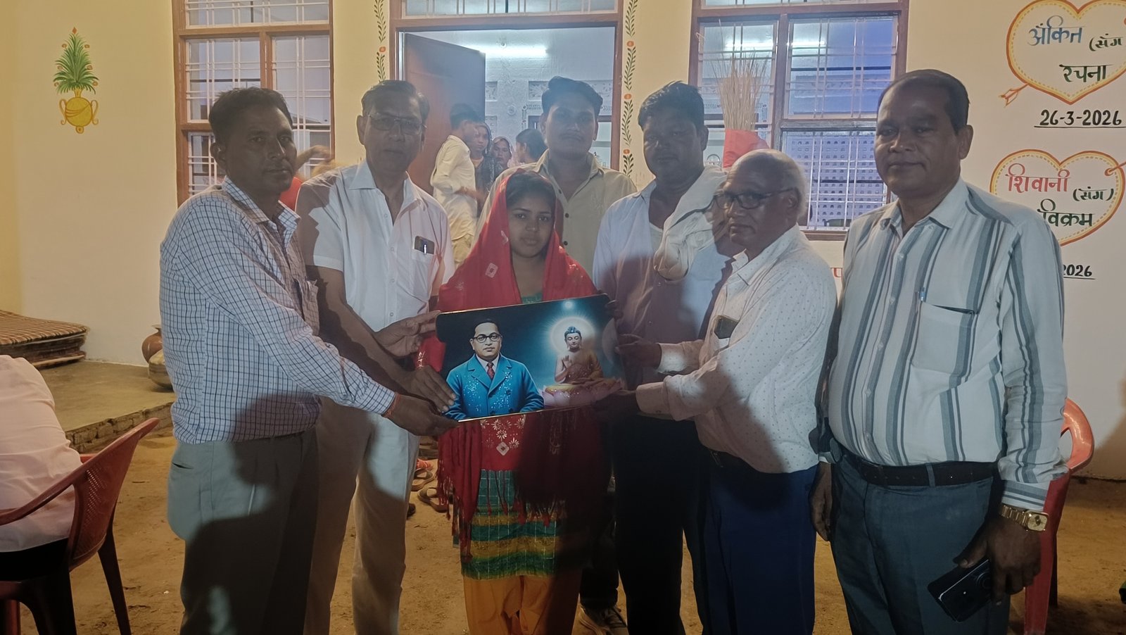 गांव सुंदर नगर में शादी समारोह में पहुंचकर दुल्हन को शॉल ओढ़ाकर एवं बाबा साहब की प्रतिमा भेंट की गई