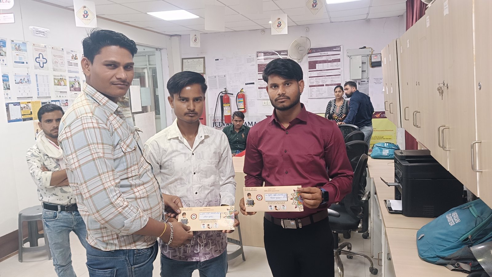 शुभ लक्ष्मी सामाजिक सेवा संस्थान के द्वारा दूल्हों को 5 लाख का दुघर्टना बीमा पॉलिसी देते हुए 